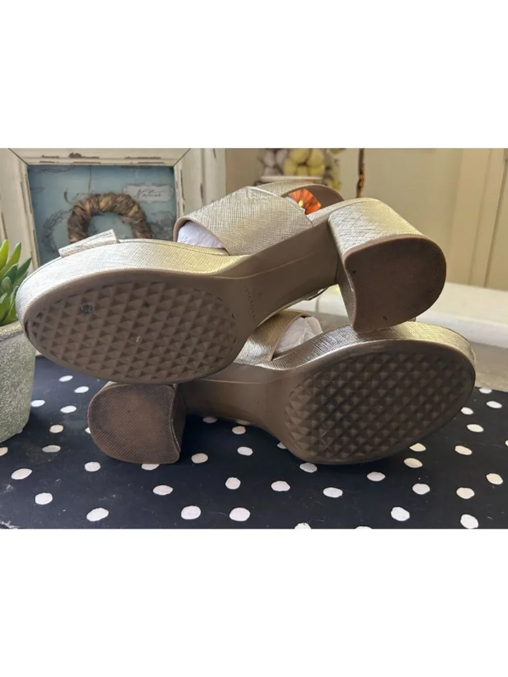 Aerosoles Camilia Platform Sandals Women's Size 7 Gold Metallic Textured EUC